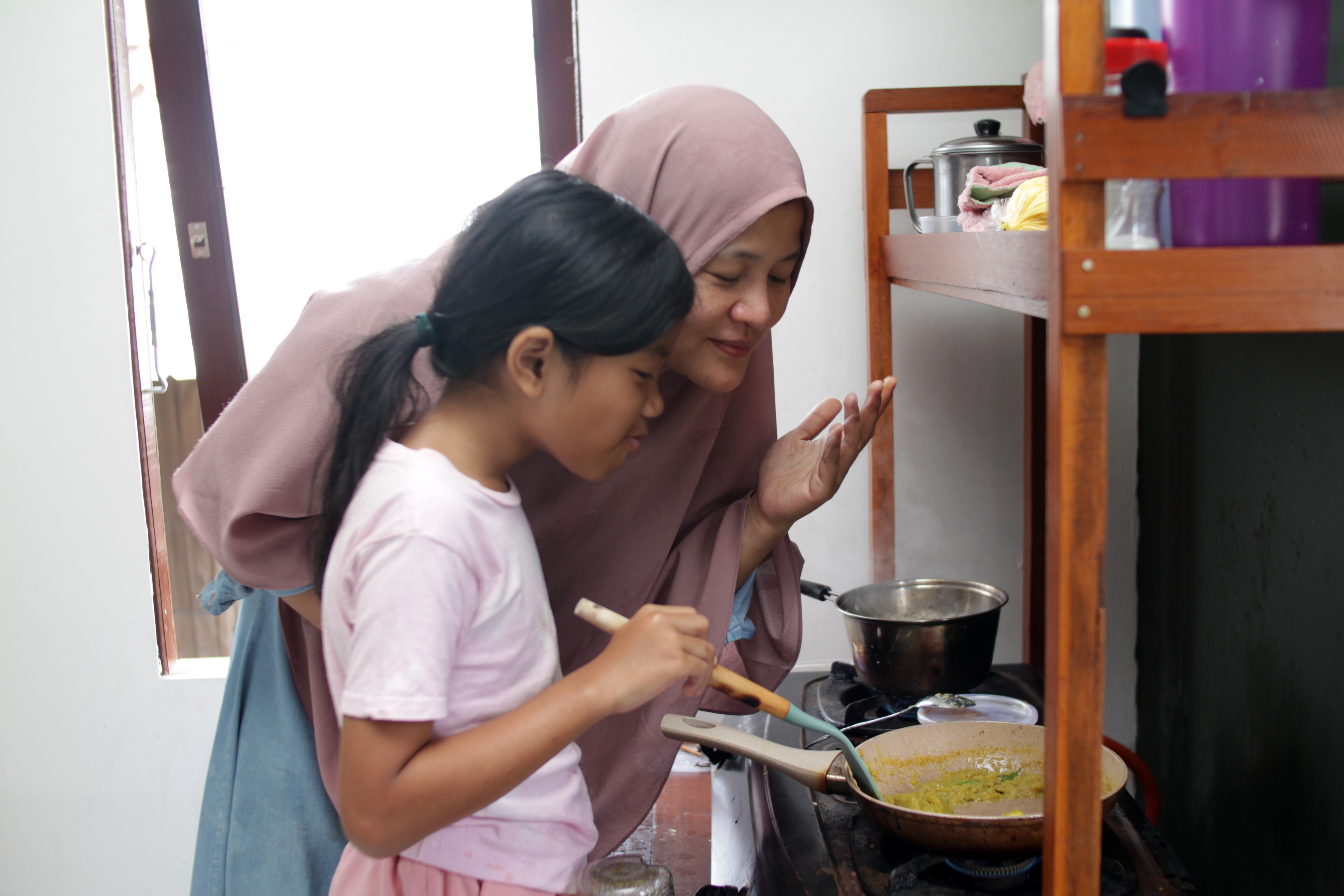 anak belajar memasak, tahapan memasak anak, manfaat memasak untuk anak, cara aman memasak dengan anak, Bunda, si Kecil 